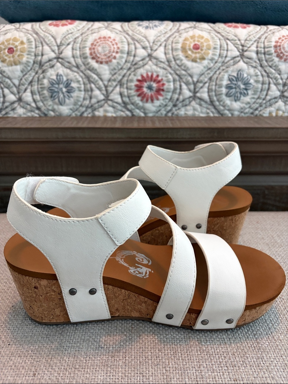 Very G white faux leather sandals, size 8.5. - Picture 6 of 10